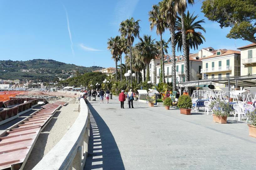 Casa Bisou Italia Wifi Et Parking Free Privato Villa Diano San Pietro Eksteriør bilde