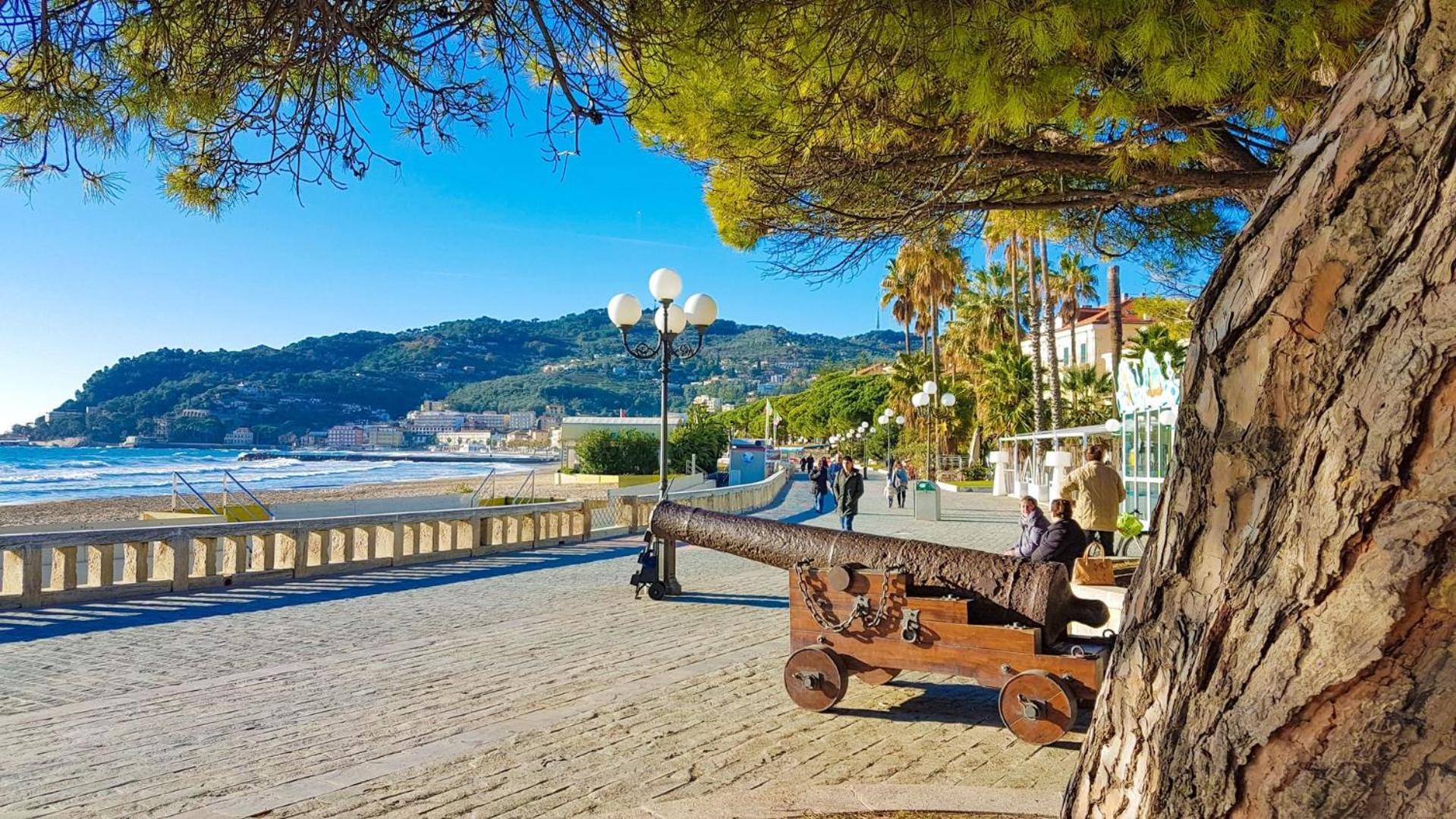 Casa Bisou Italia Wifi Et Parking Free Privato Villa Diano San Pietro Eksteriør bilde